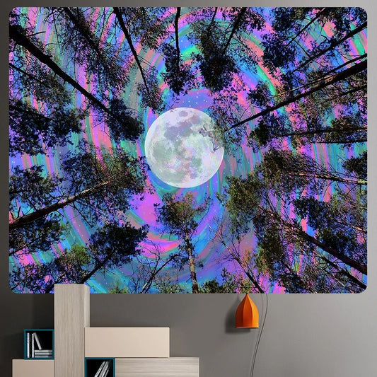 Tapisserie murale clair de lune avec forêt et effets psychédéliques multicolores, idéale pour une décoration intérieure mystique et apaisante.