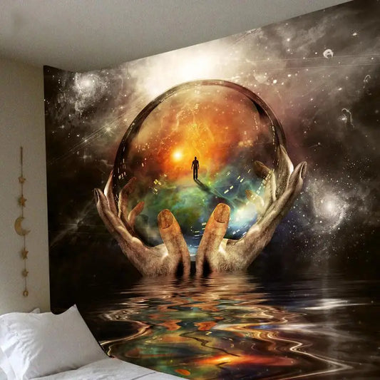 Tapisserie murale monde mystique avec mains célestes tenant une sphère cosmique, idéale pour décoration intérieure spirituelle et inspirante.